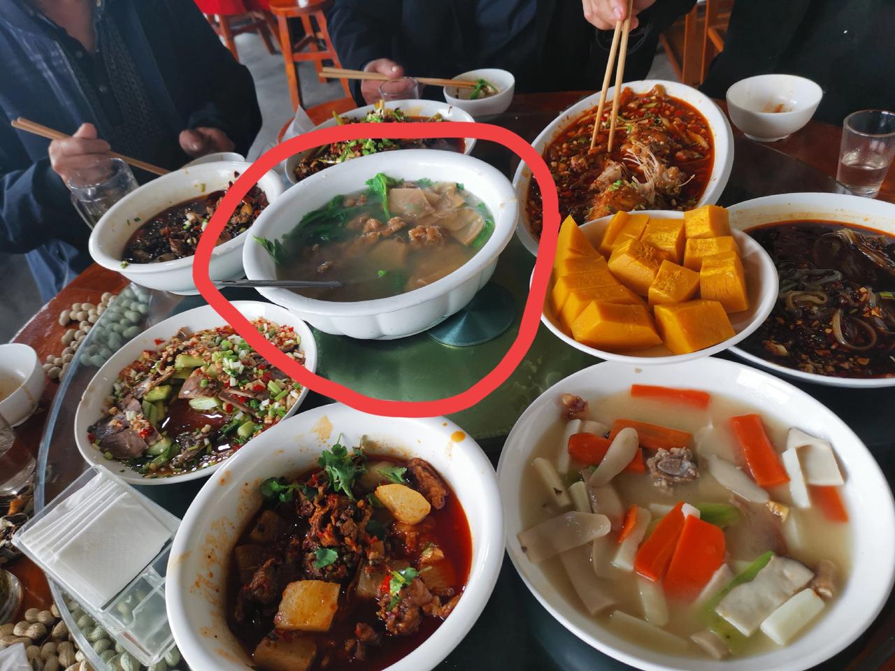 上联
种田种地种希望
试对下联：
上酒上肉上钵汤
无论什么大餐大宴席，总少不了最