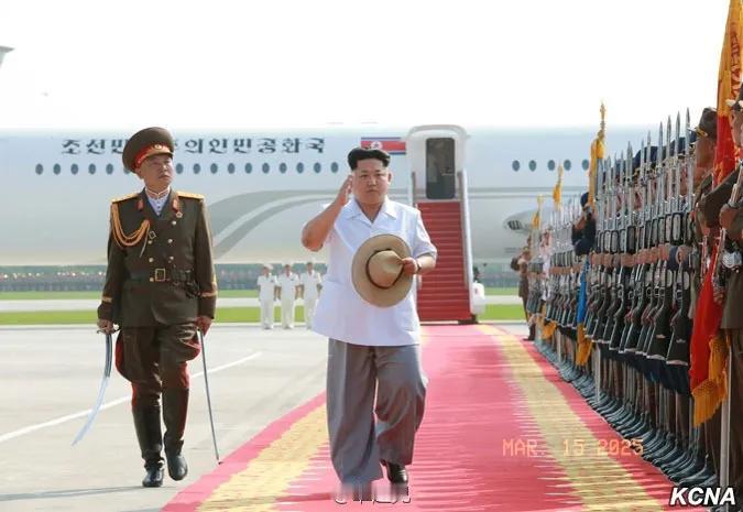 朝鲜领导人金正恩出国访问回到首都平壤，在机场检阅人民军三军仪仗队。