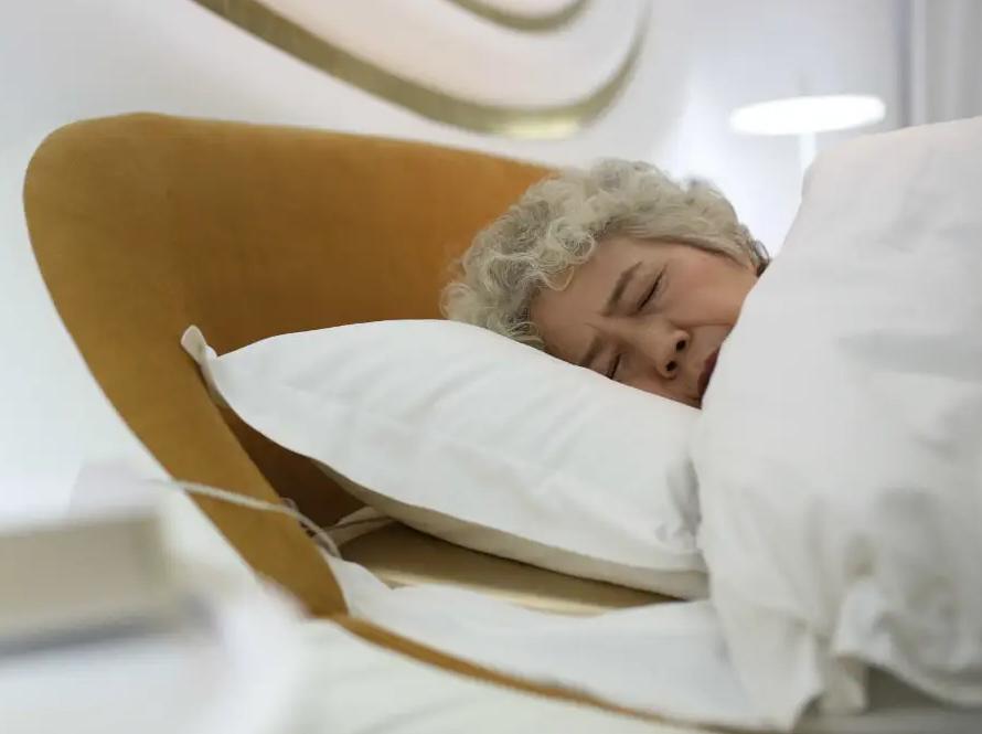 睡得越早死得越早？老人晚上究竟睡多久才健康？听听专家怎么说！

