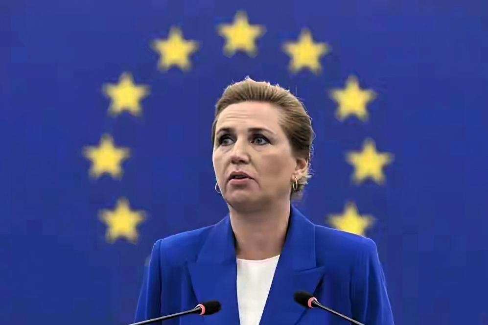 特朗普扬言夺岛，丹麦吓得魂飞魄散。

一边对美表忠心，豪掷千金买F35，甚至拉美