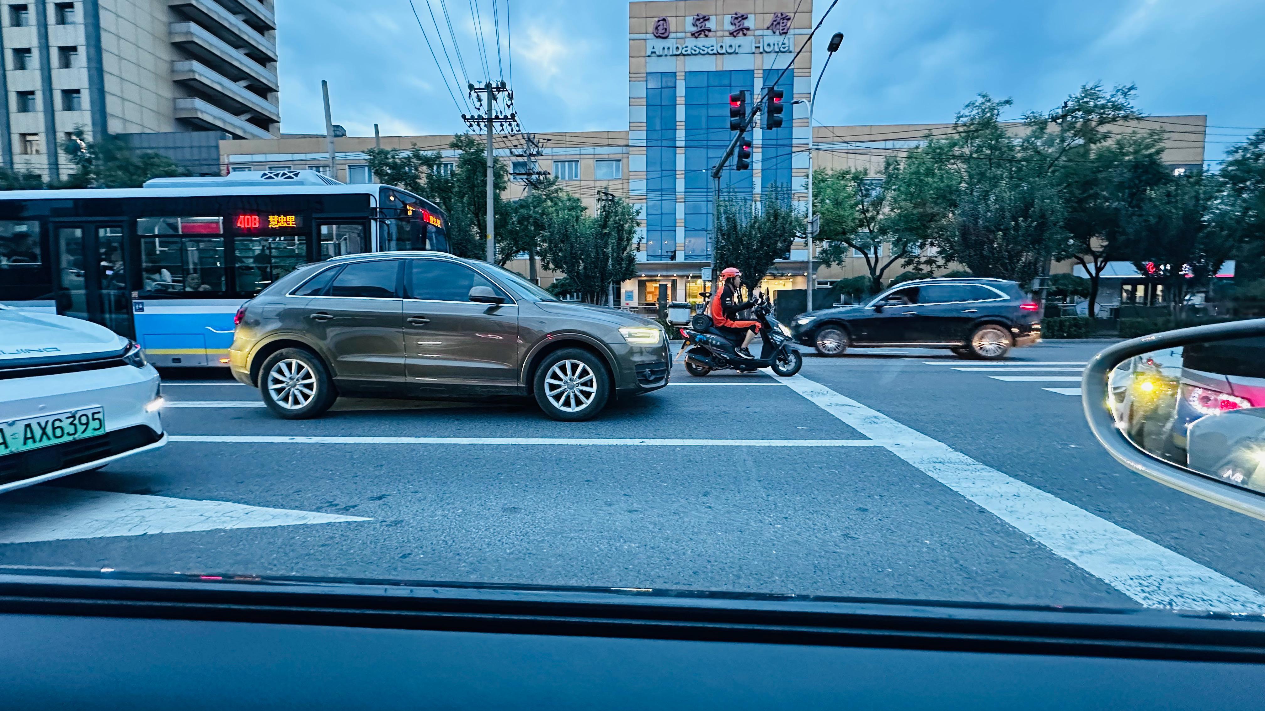 这又是什么新添的毛病？这么停别不正经说车