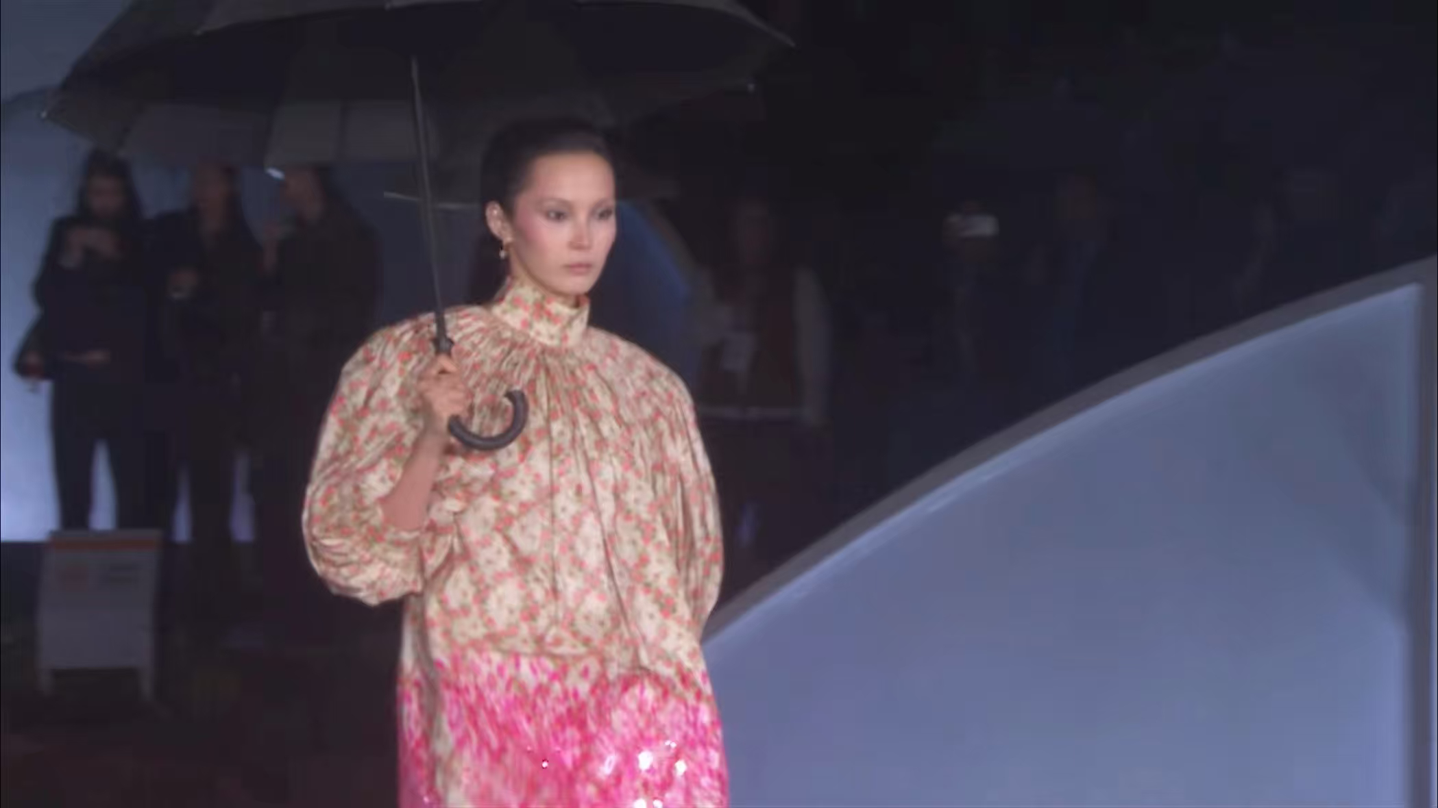 雎晓雯颓美瓷娃娃妆雎晓雯还是超模会做时尚大题她的五官可塑性真的太强，平时鬼马灵动