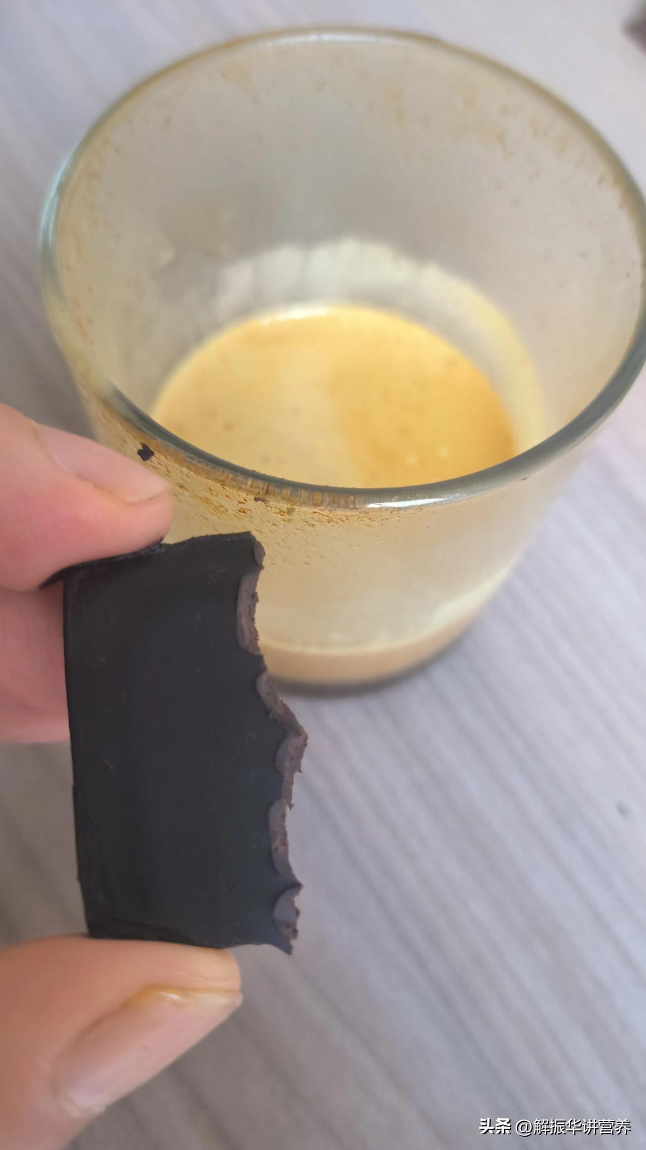 早餐这样吃，主打生酮抗炎
​
​防弹咖啡加100%黑巧
​
​椰子油生酮快，加速
