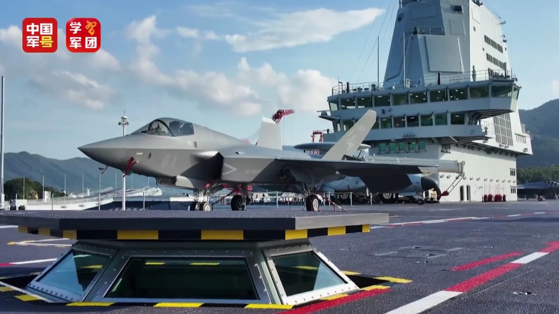 福建舰入列甲板上有两架歼-35，能看清号的都是81号这架。 ​​​