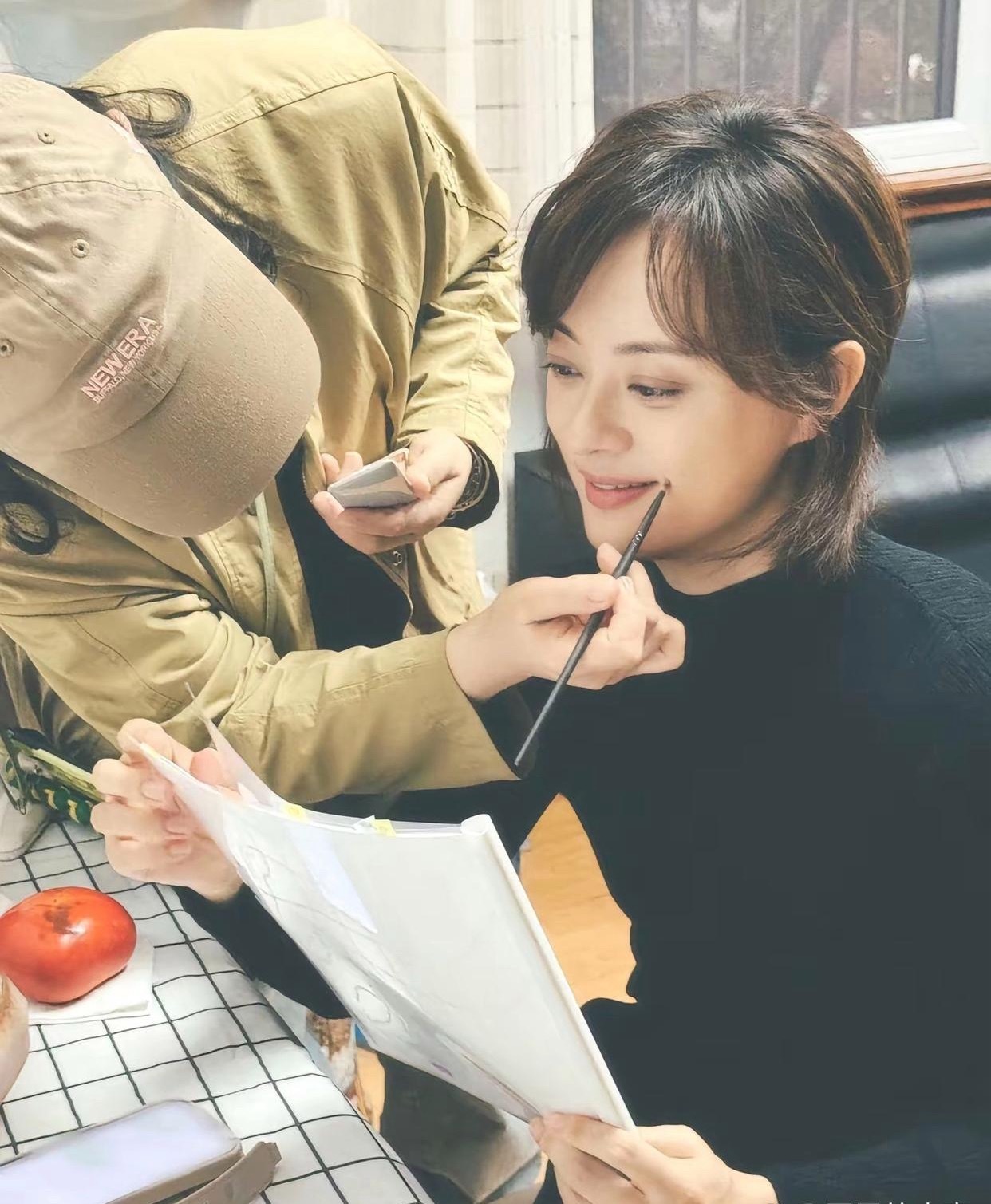 孙俪，真的太强了！别的女明星进组拍戏一般都是怕费导演。她倒好，直接就是心疼跟拍摄