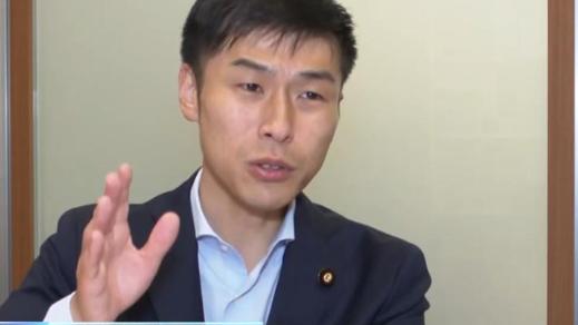 日本防卫大臣小泉进次郎刚参拜完靖国神社，转头还没走远，日本共产党参议员山添拓就把