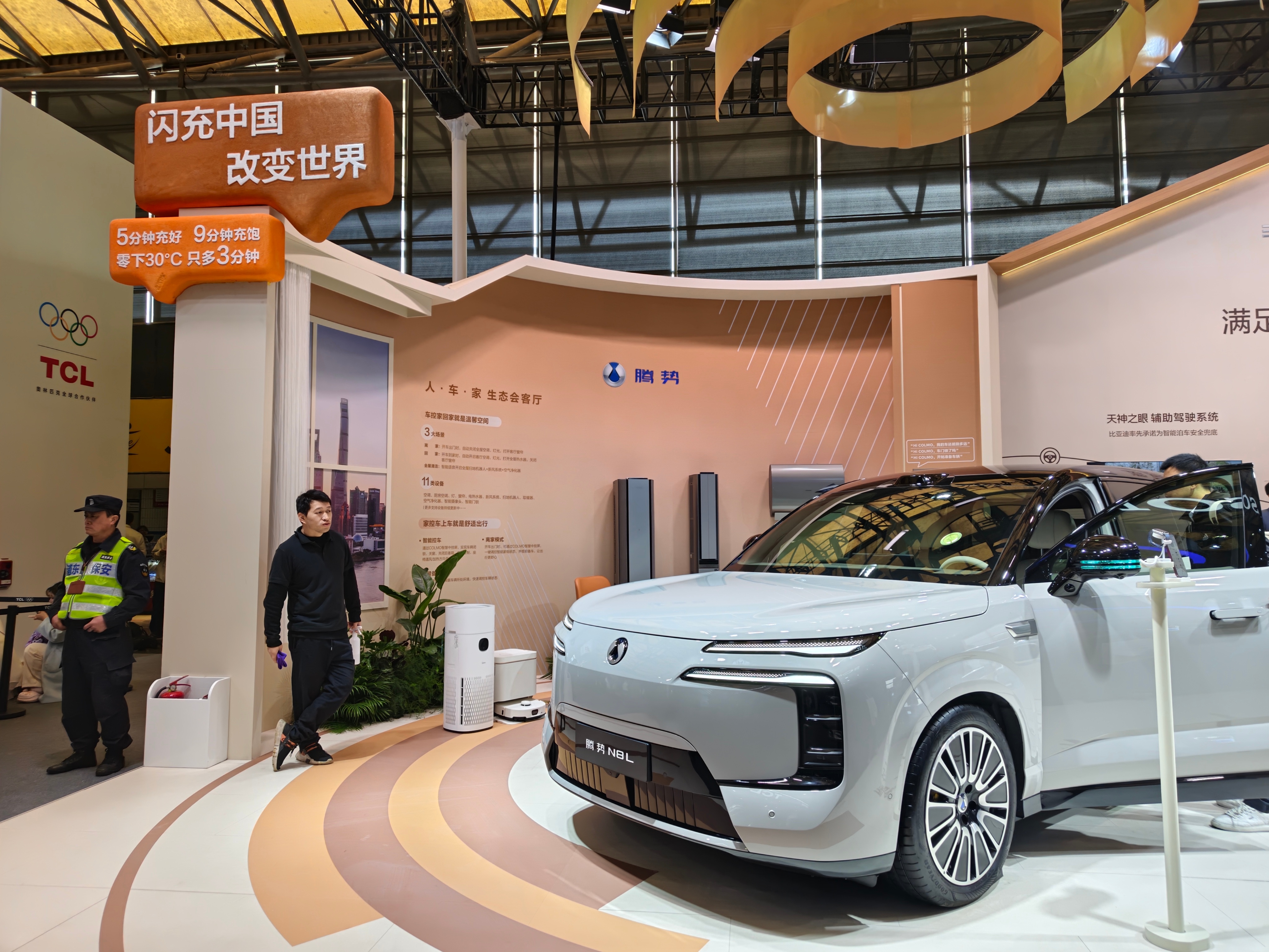 一进AWE2026的新国际展馆，第一家就是比亚迪，重点展示了最近刚发布的闪充，天