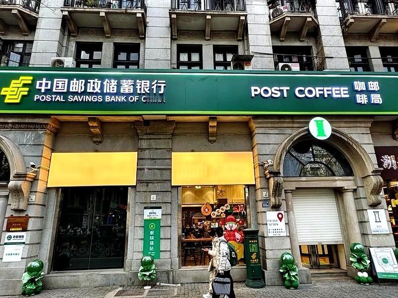 老邮局的柜台今天推来一只蒙灰的帆布袋,里头躺着五十封信,一年一封,最早的邮戳还停