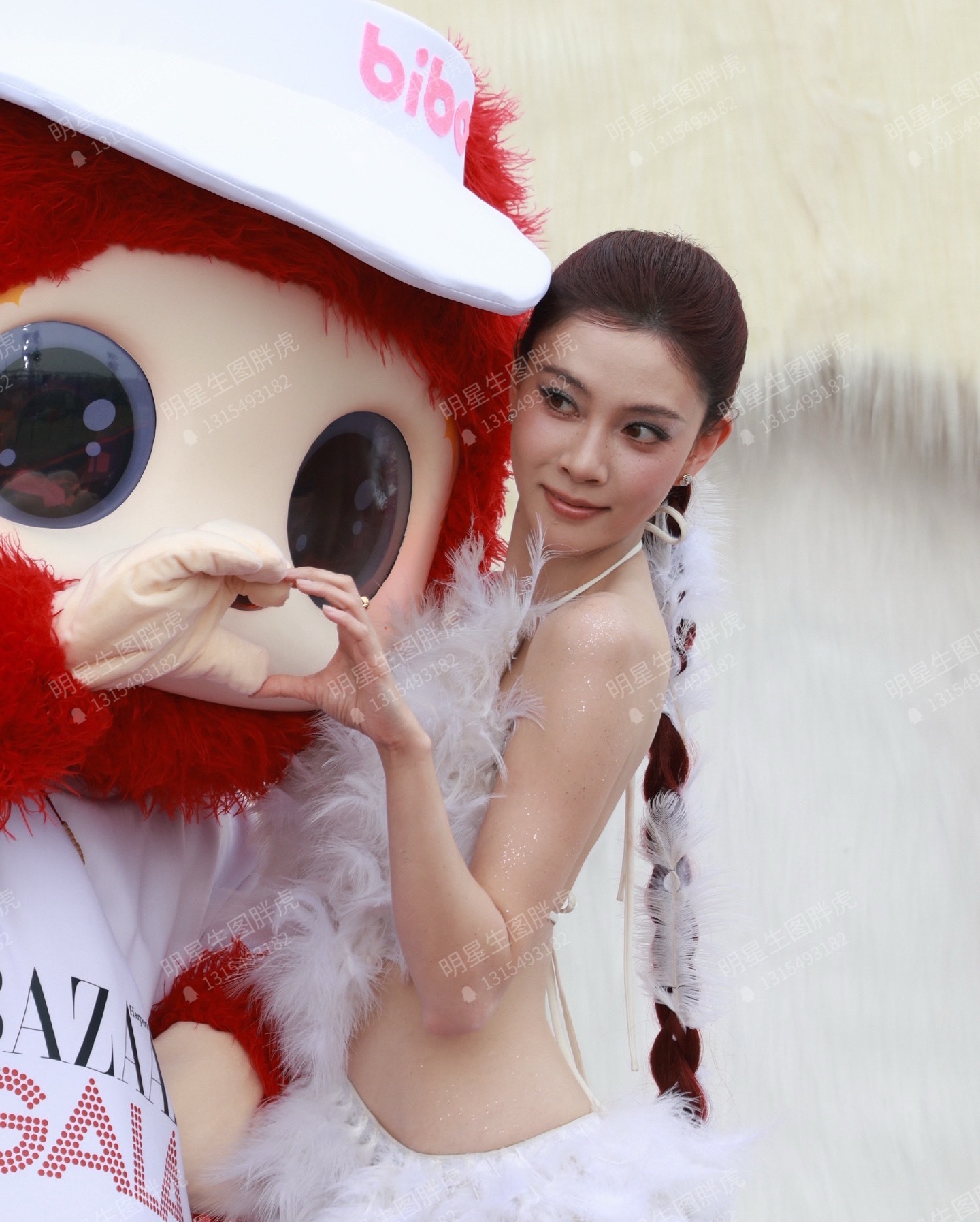 宋妍霏芭莎红毯裸背造型！好身材真是一览无余！ ​​​