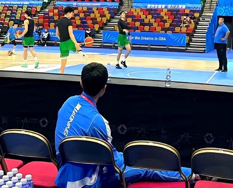 7人也能赢球？辽宁队这波操作太狠了！

观众席都快比替补席人多，结果人家半场就把