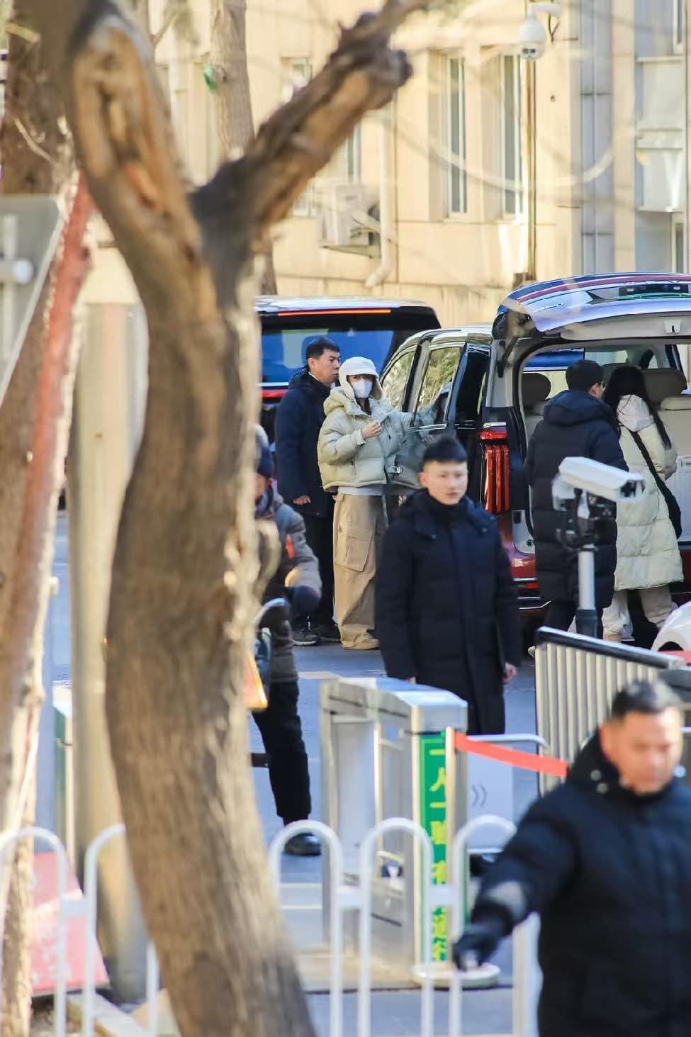 顶流明星的共同选择背后藏着什么样的产品实力？纯平地板设计让车内空间更加宽敞舒适，