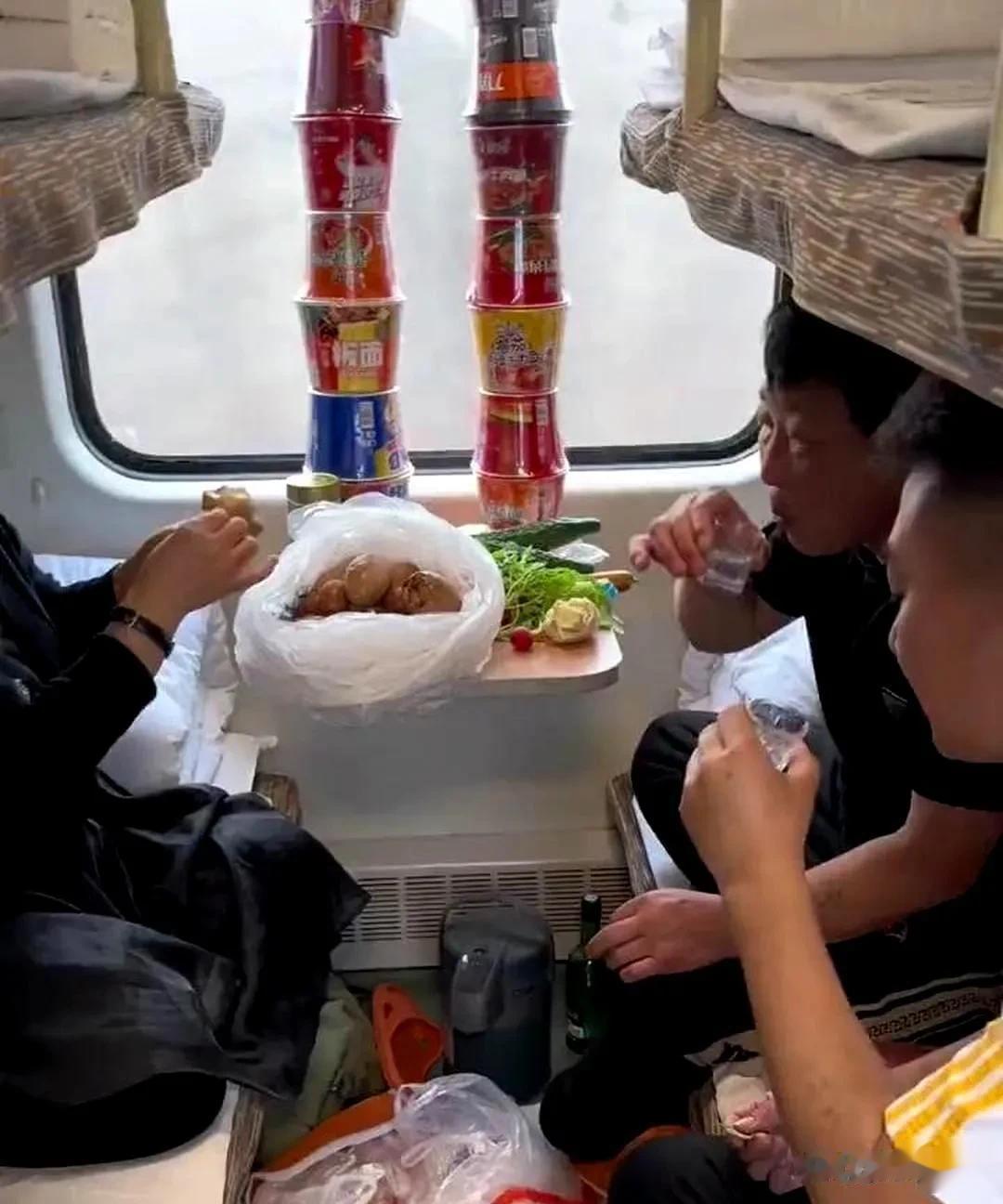 坐火车上最烦遇到的人，没有之一[流泪]我有次啥也不吃躺在硬卧中铺玩手机，我对面的
