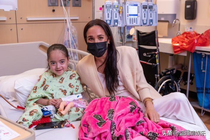 梅根造访洛杉矶儿童医院尽显爱心。
这位两个孩子的母亲穿着米色开衫和白裤子，与病人