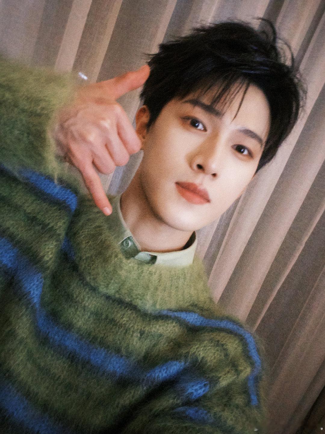 李昀锐新年第一张自拍李昀锐2026第一张自拍 给到夯 