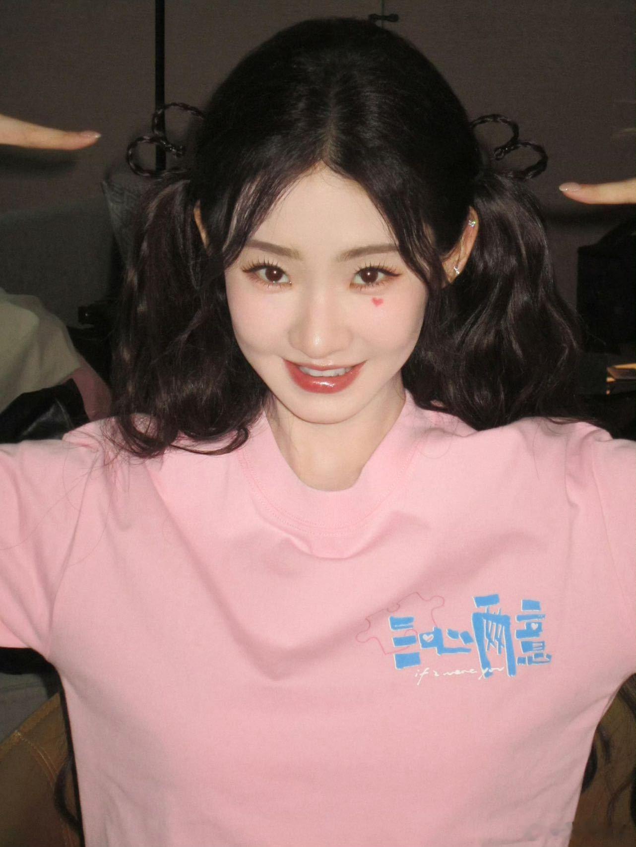 张艺凡cha了心愿便利贴 路演现场张艺凡超有爱，手搓《心愿便利贴》萌力全开，wi