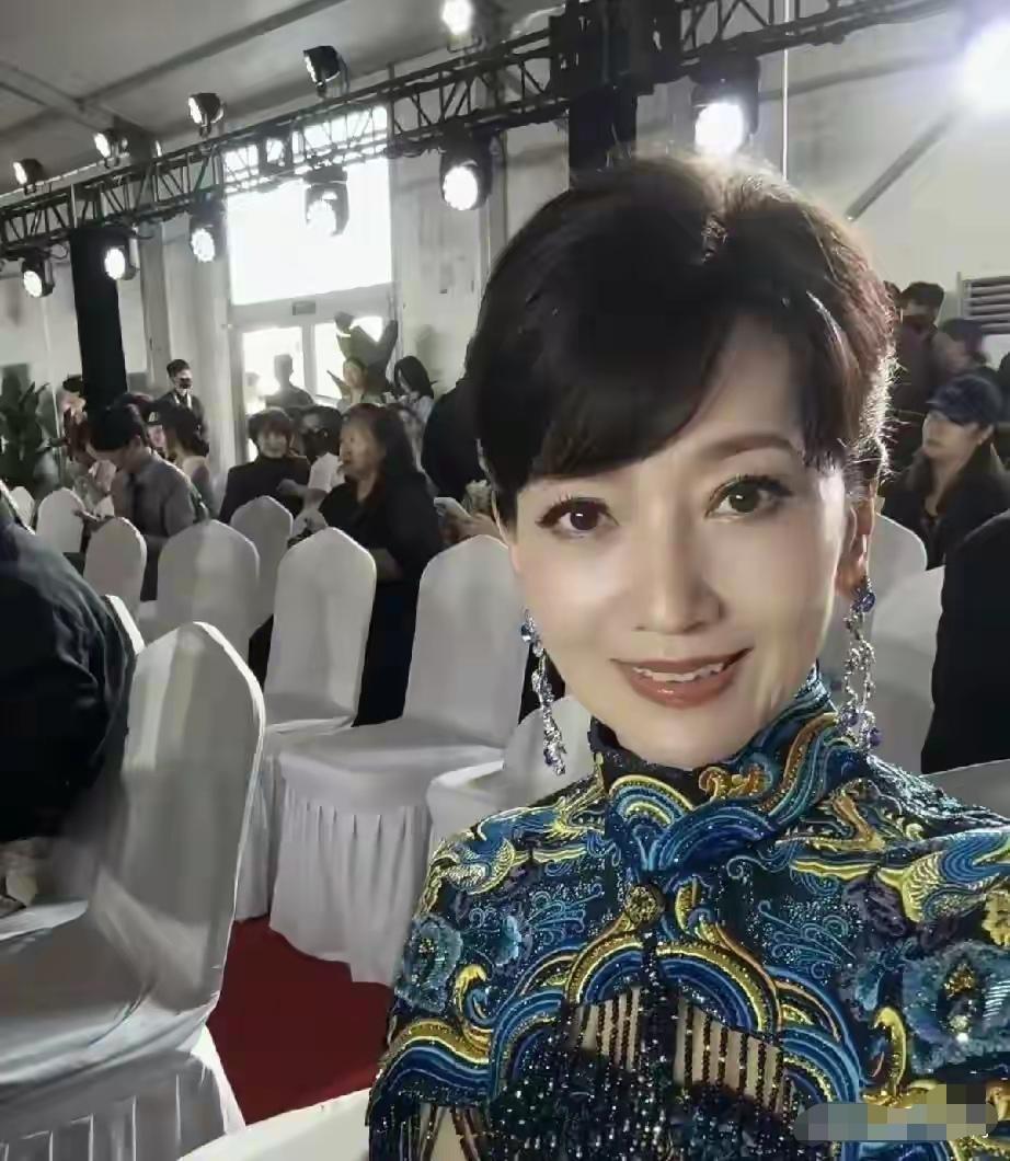 赵雅芝这张照片，就是妥妥的照骗。起码开了十级美颜滤镜磨皮。现在的演员都是活在美颜
