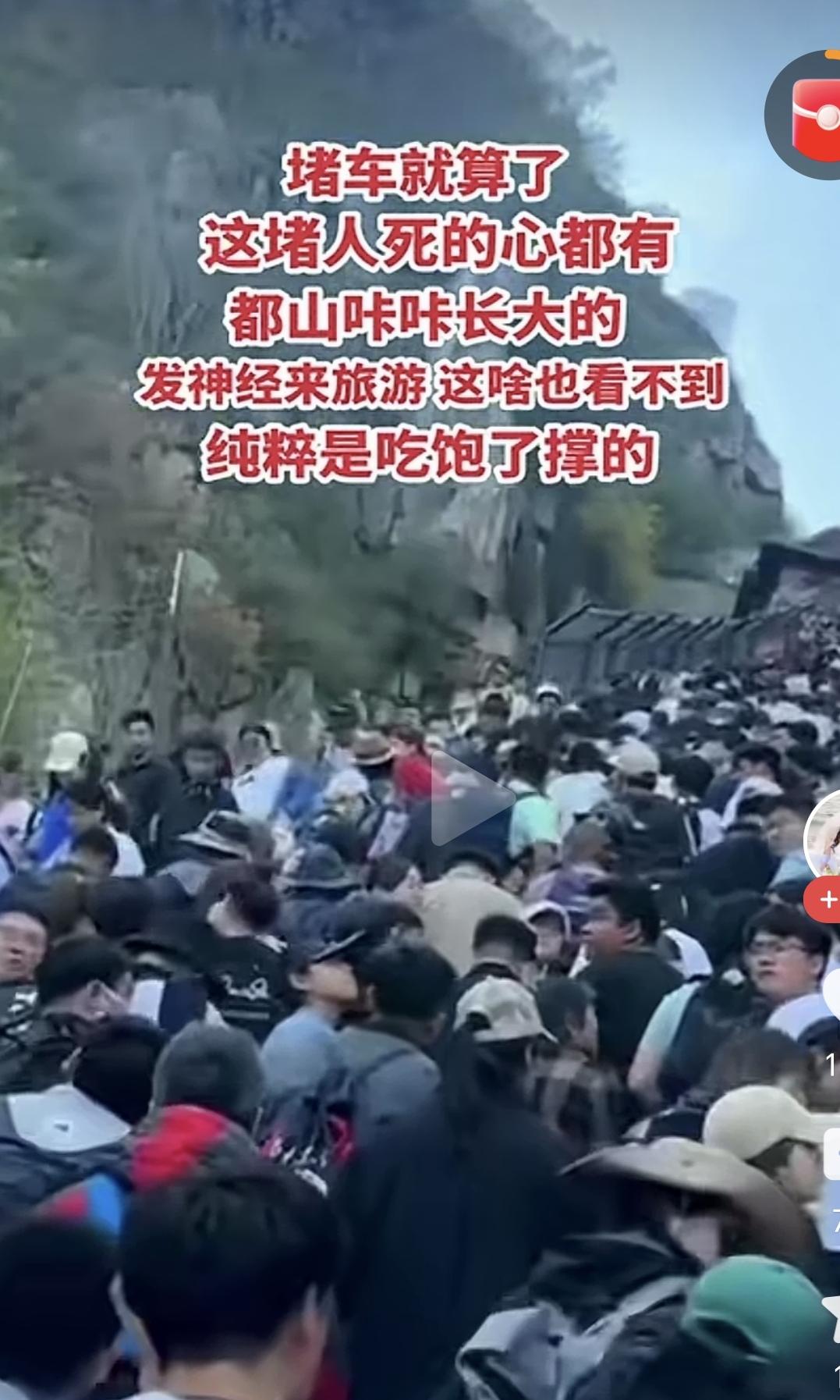 五一假期躺家里睡觉，躺着就把钱给赚了！
高速路上在堵车，景点里在堵人，外出旅行的