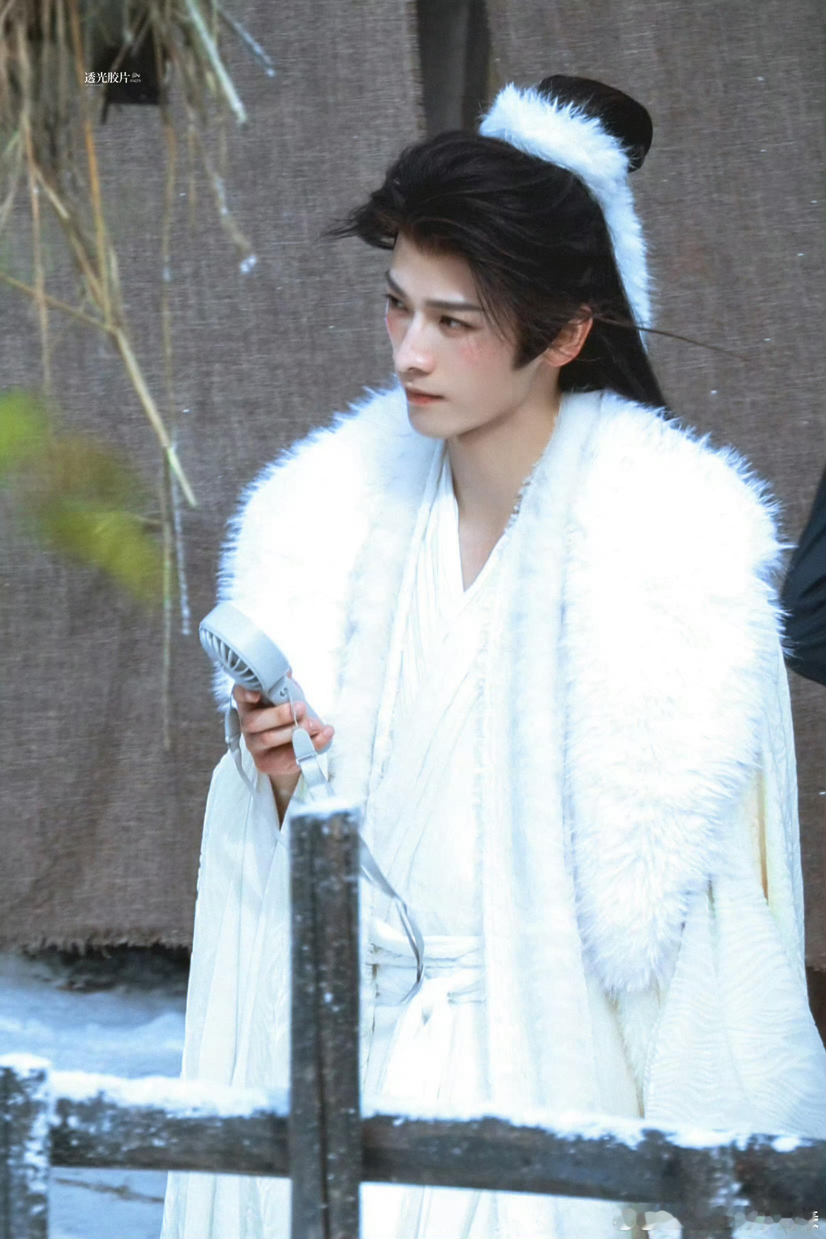 ong！像反串小唯的……怎么能搞成这样这是嬷的巅峰了，我真搞不懂咋想的，问题就他