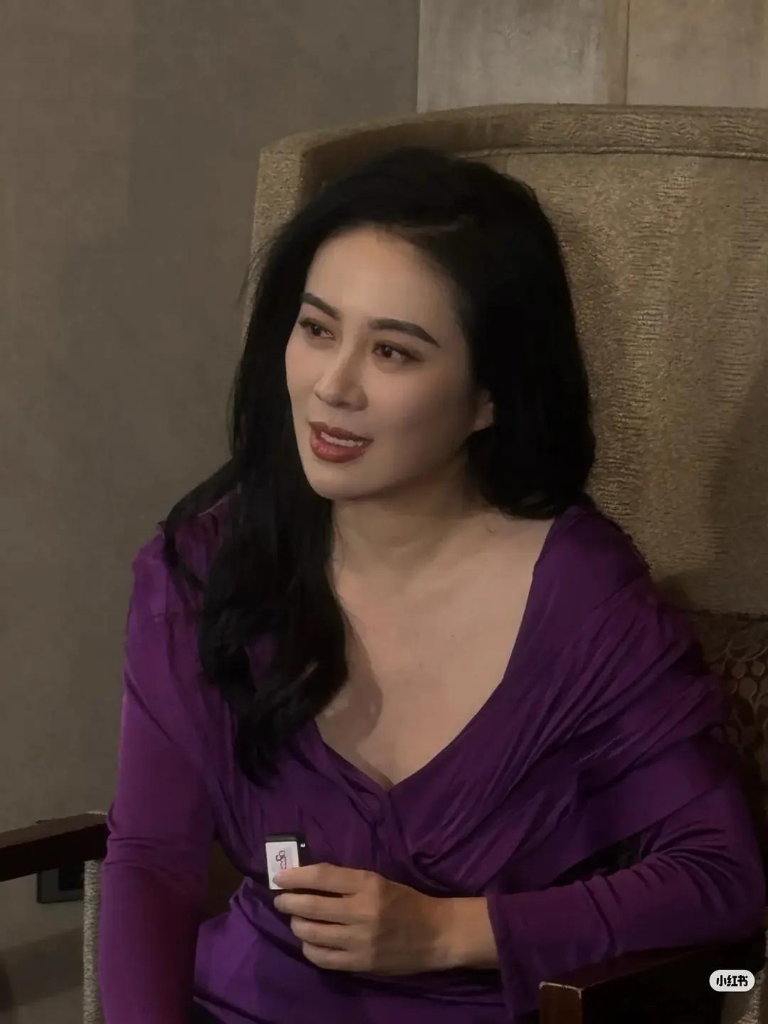有人能懂吗？我觉得叶璇最应该给张婧仪演妈妈，这母女感太强了！！！浓眉立体的骨相，