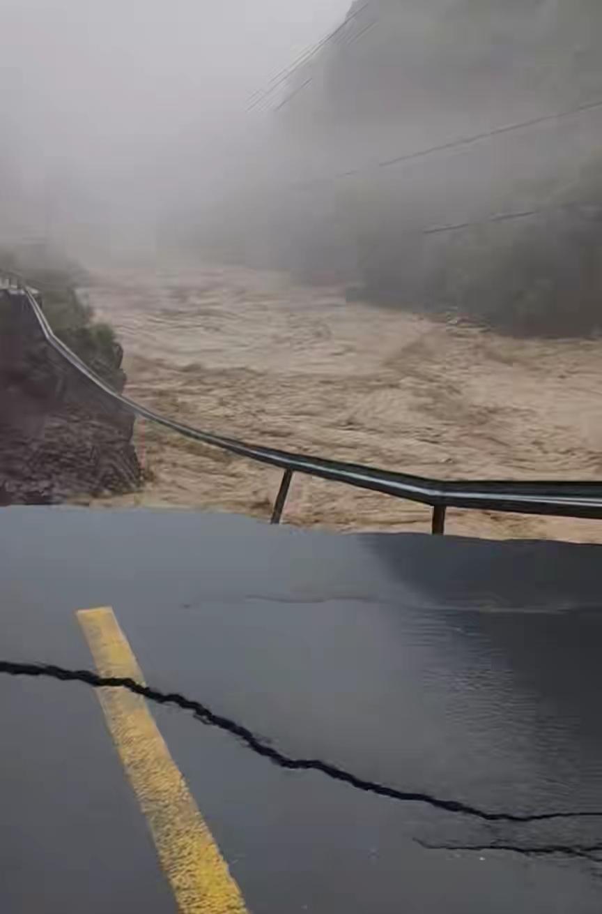 两天下了一整年的雨：暴雨围困小县城，失联的亲人和冲毁的生计
 
5月17日，湖南