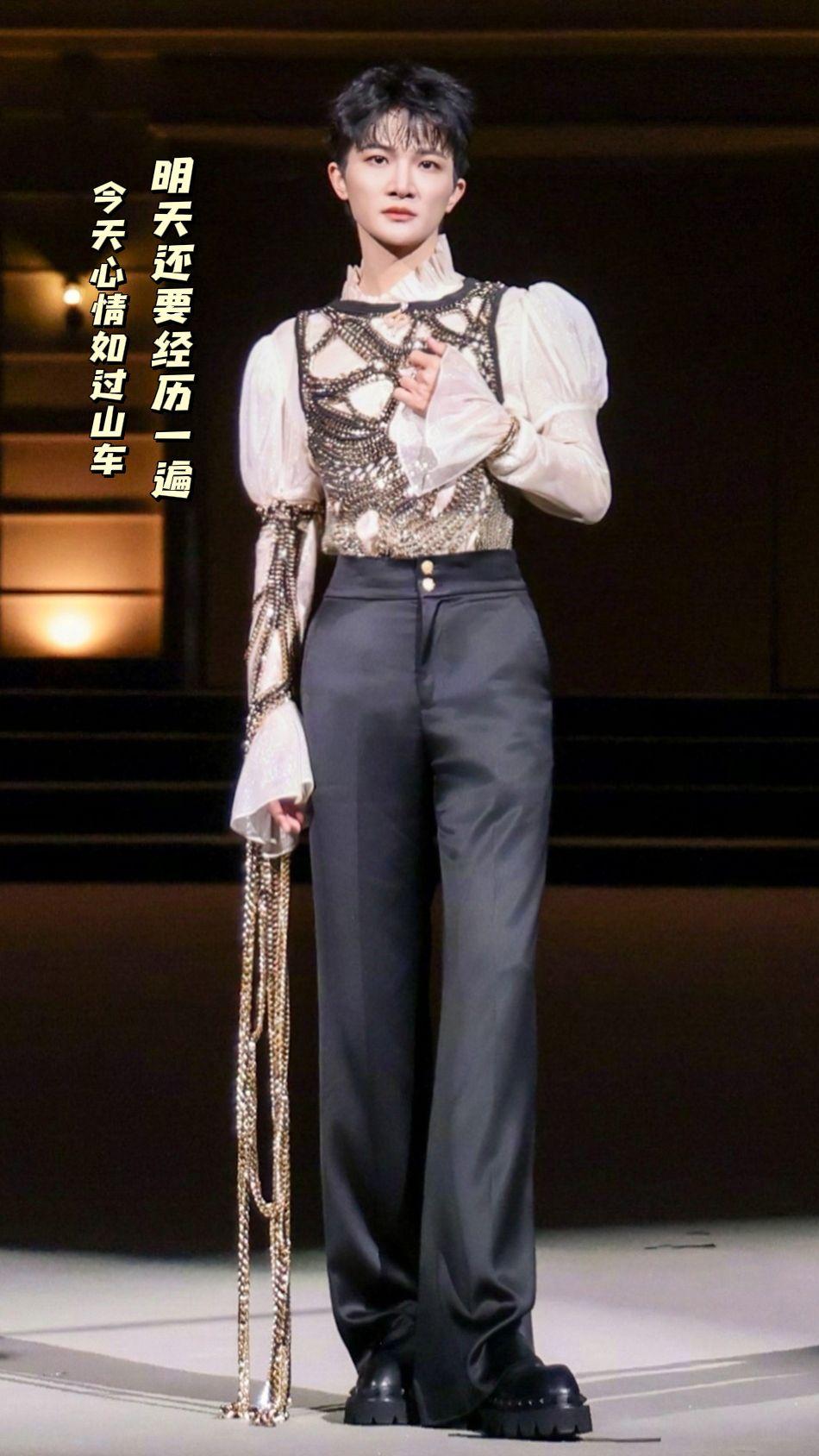 周深王子装。这个表情可不就是在拍杂志嘛 😁😁😁