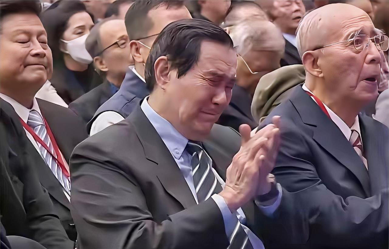 11月1日，新任台湾国民党主席郑丽文就职演说，台下的国民党前主席马英九情绪激动“