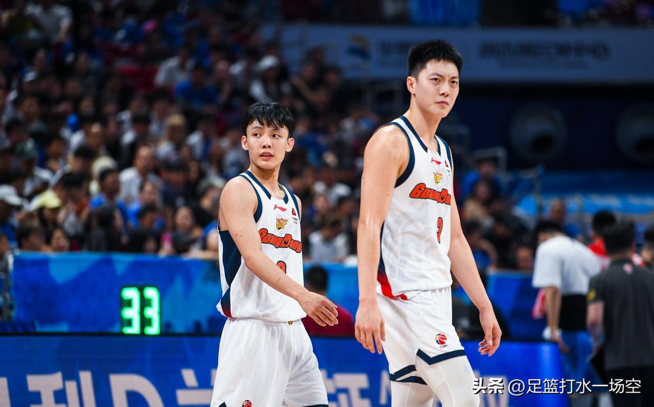 广东宏远第一阶段阵容预测:
首发: 
1、徐杰，2、弗格，3、崔永熙，4、周鹏，