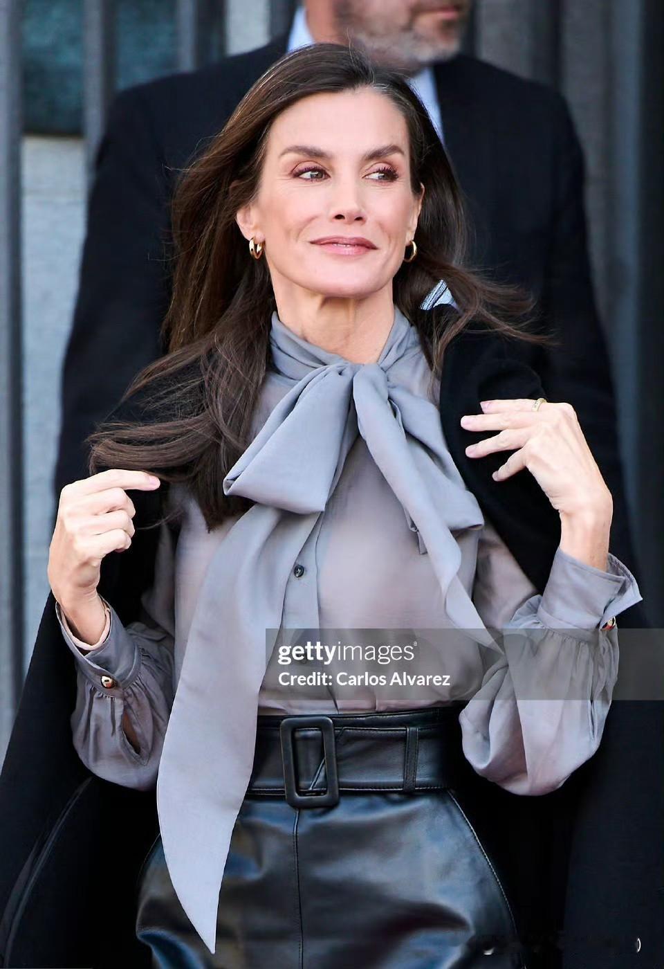 莱蒂齐亚王后出席CEOE基金会成立40周年庆祝活动，灰色系蝴蝶结薄纱衬衫搭配皮质