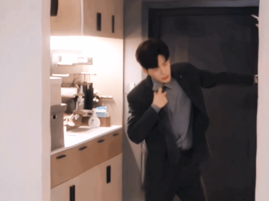 魏哲鸣喜欢他的脸还馋他身子 西装革履配微卷短发，金丝眼镜加持清冷感。工作时锋芒毕