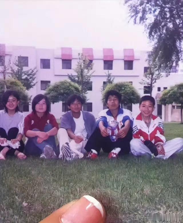 赵丽颖 合照的同学成了大明星 赵丽颖学生时期好青涩啊，真是从小美到大～ 没有捷径