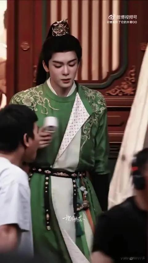曾舜晞《攻玉》最新路透，绿色和蓝色两套新衣服造型好夏天好清爽 