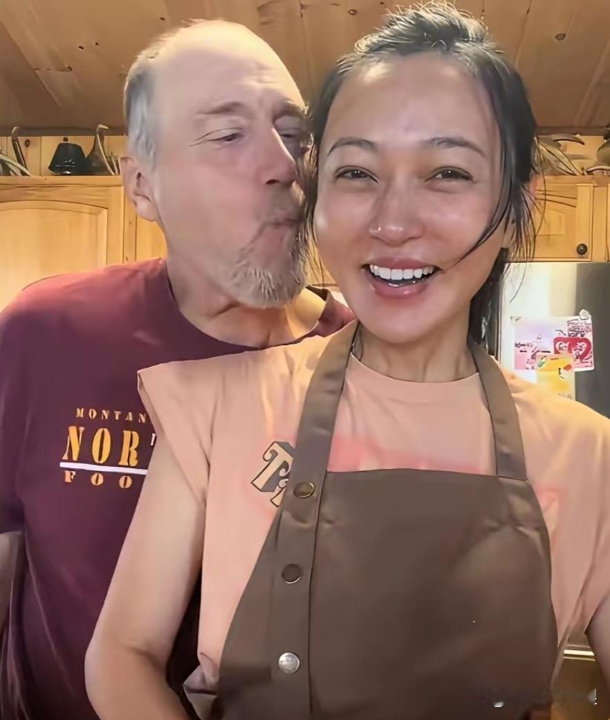 一名黑龙江女生在美国读书外出游玩时结识当地农场主，短短半年确立恋爱关系，巨大年龄