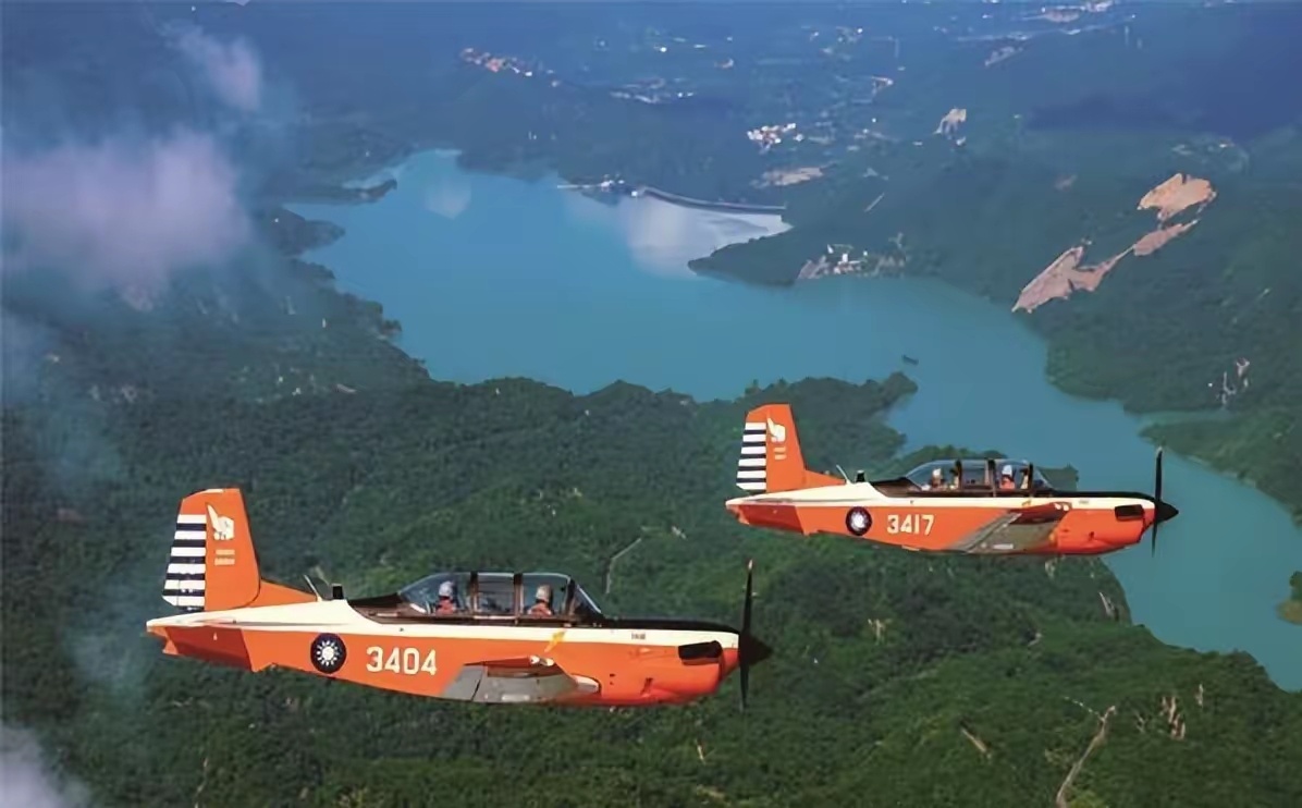 台空军一架教练机失事坠毁，2名飞行员罹难。（海峡导报） 