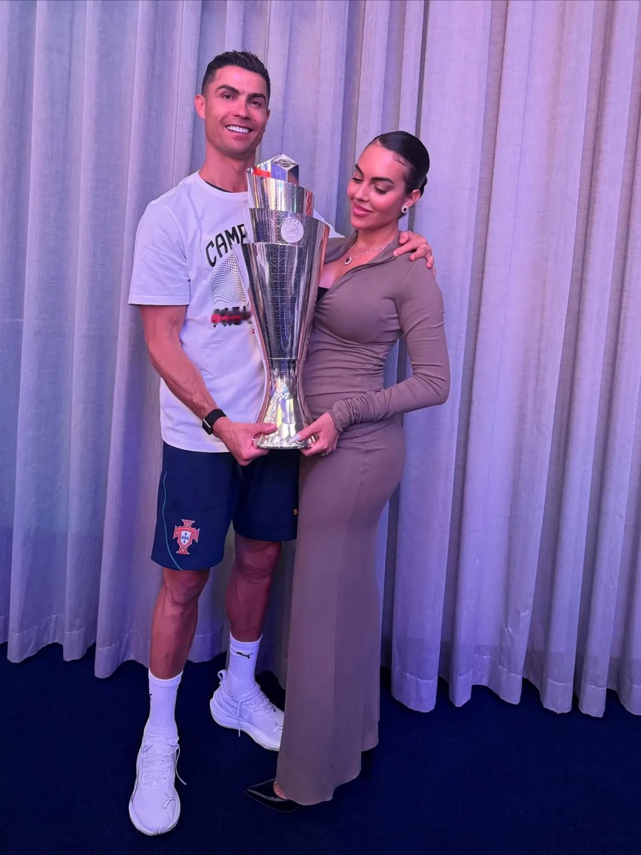 默默付出9年，C罗终于向乔治娜求婚了！

C罗与乔治娜的感情一直被奉为一段佳话，