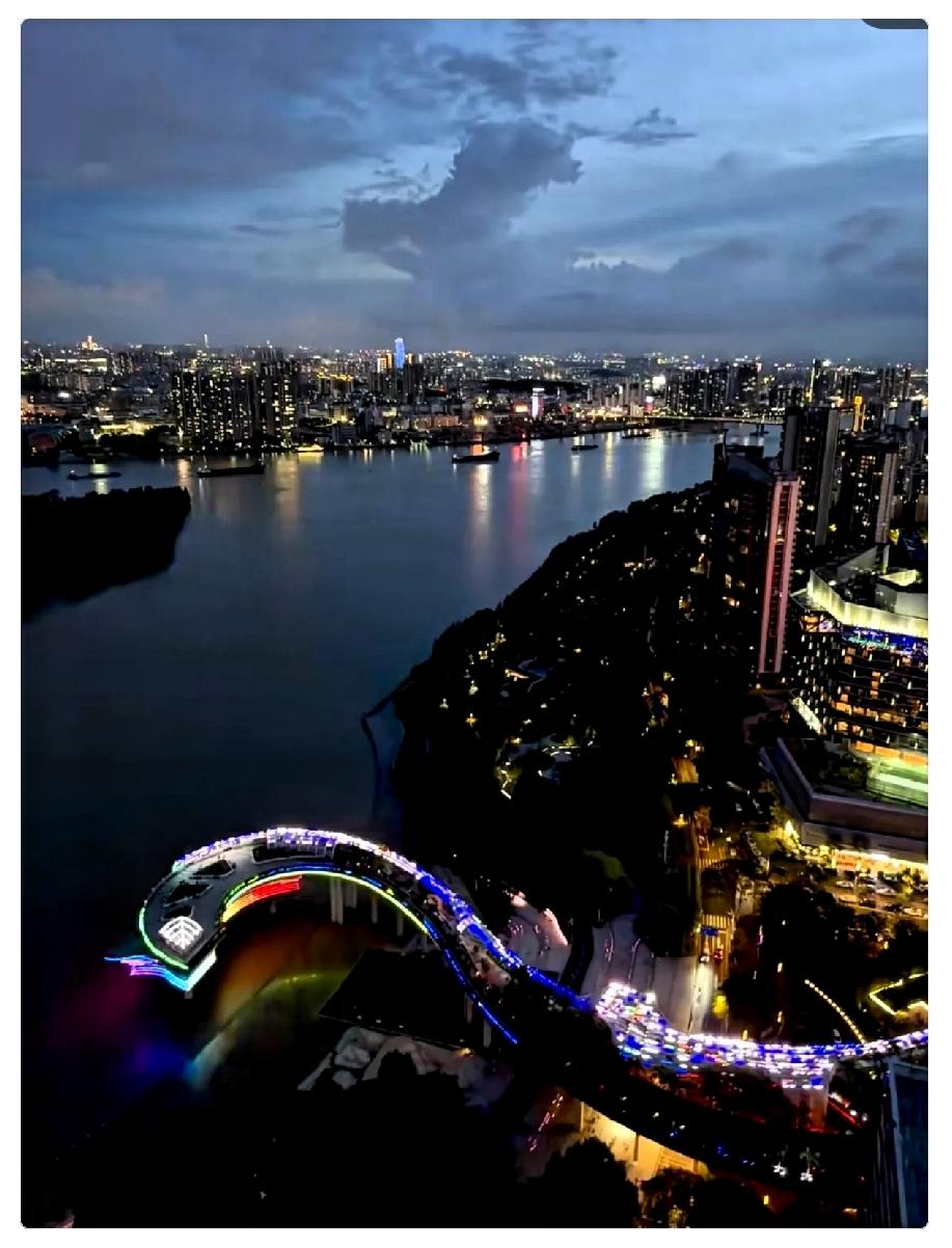 成大事的男人，身上都有这4个特质：
一、进取心够强。
二、脸皮够厚。
三、情绪够