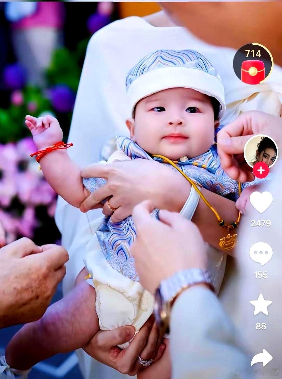 网上最近炸开了锅，就为“汪三宝”这个人。不是她说了什么，做了什么，而是她站在那儿