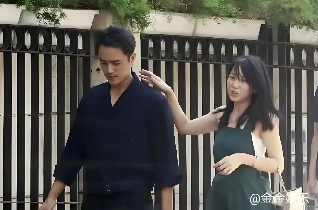 近日，明道带着家人外出游玩，画面温馨又美好。游玩途中，他小心翼翼地怀抱女儿，脸上
