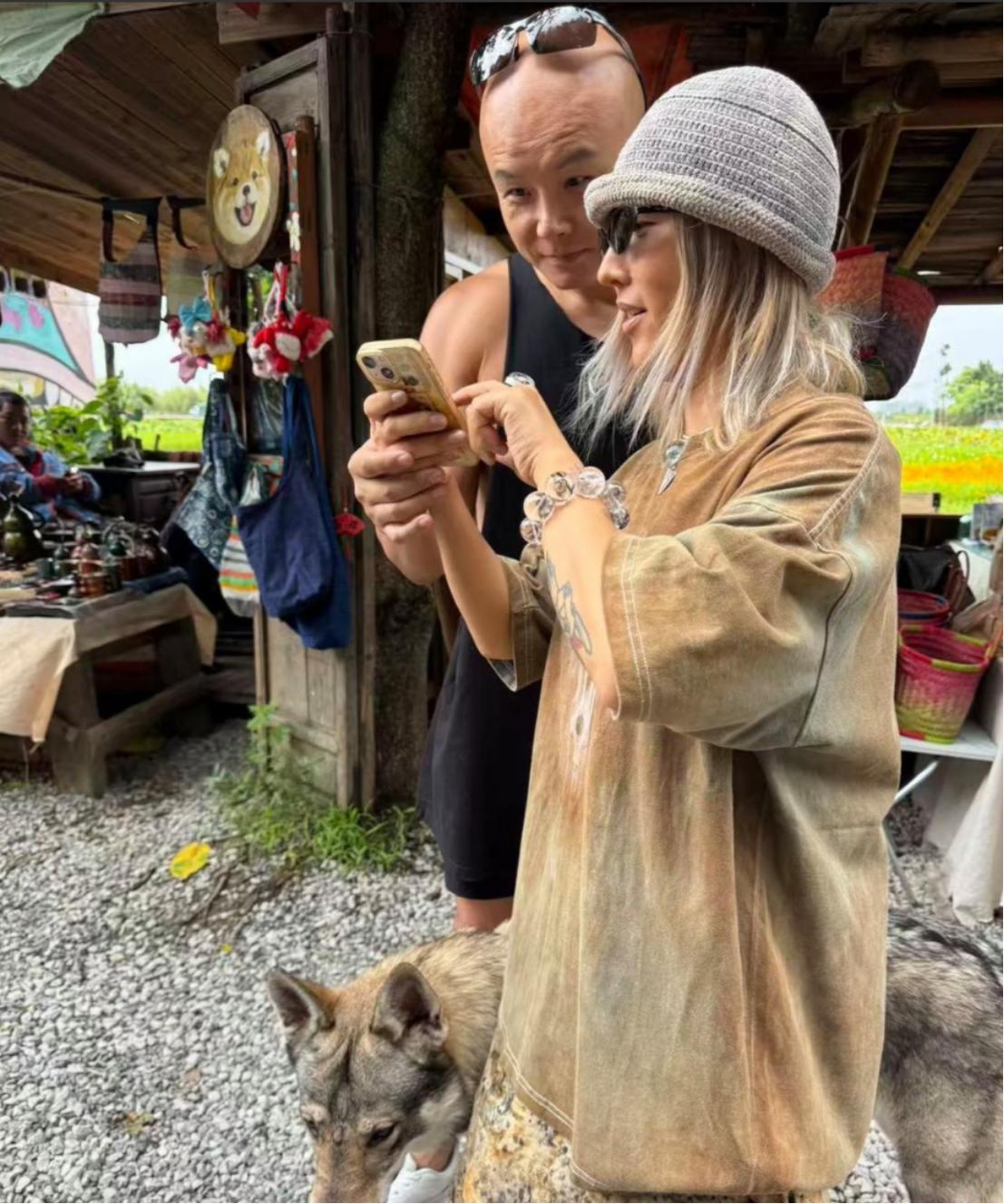 51岁乐嘉云南近况曝光！网传画面中的乐嘉，骑着自行车出现在云南一处市集，标志性的