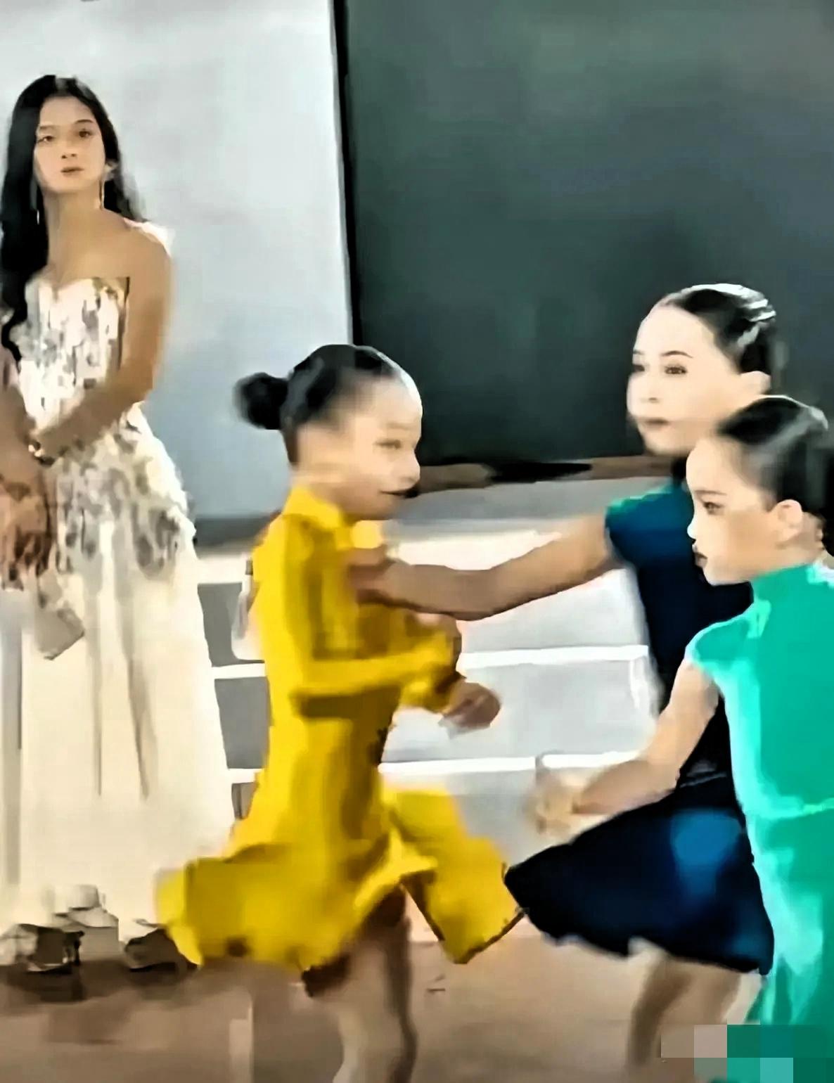 天生坏种的后续来了！推人小孩的第三名成绩被取消了，在少儿拉丁舞舞台上推人的小女孩