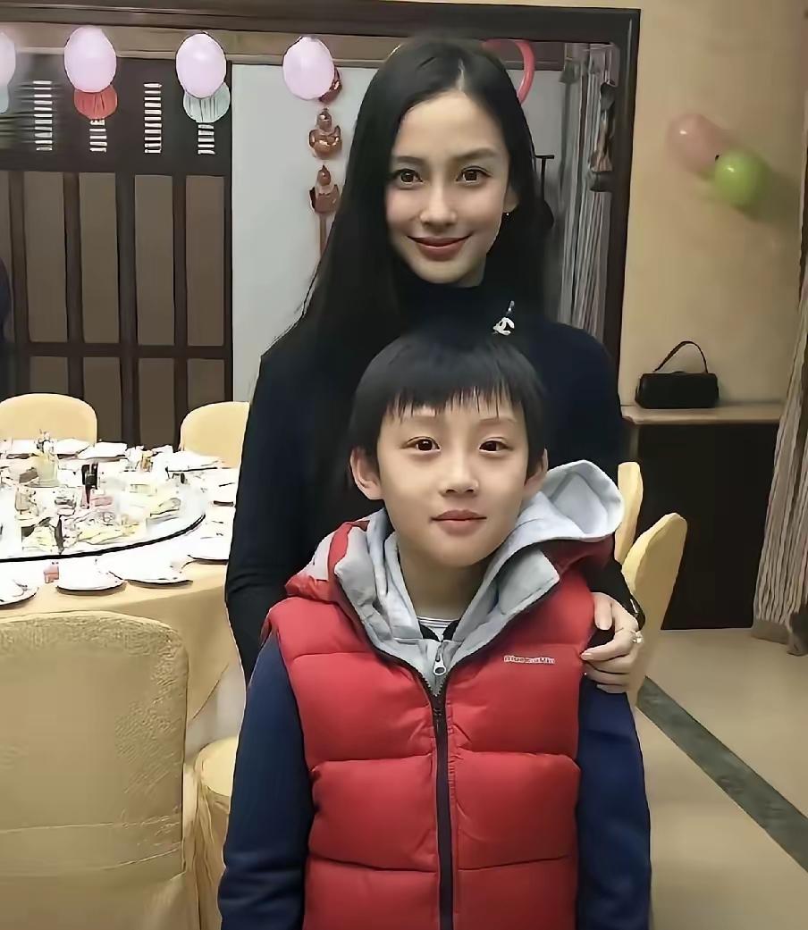 这小男孩五官几乎全随了妈妈，鼻子眼睛跟妈妈一个模子刻出来的，唯独脸型避开了妈妈的