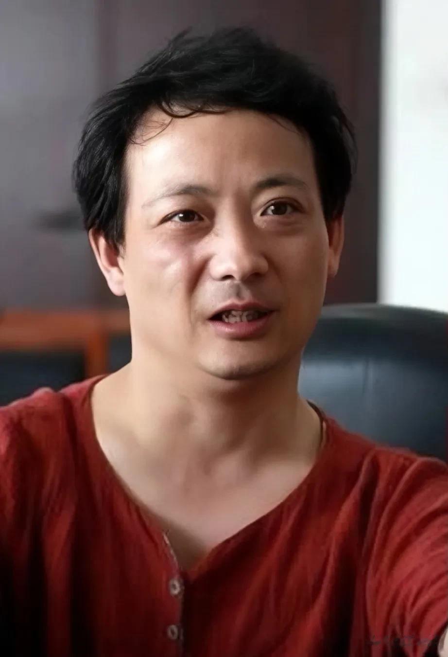 1992，16岁的脑瘫患儿崔万志，以全校第一名的成绩考入当地重点高中，哪知道父亲