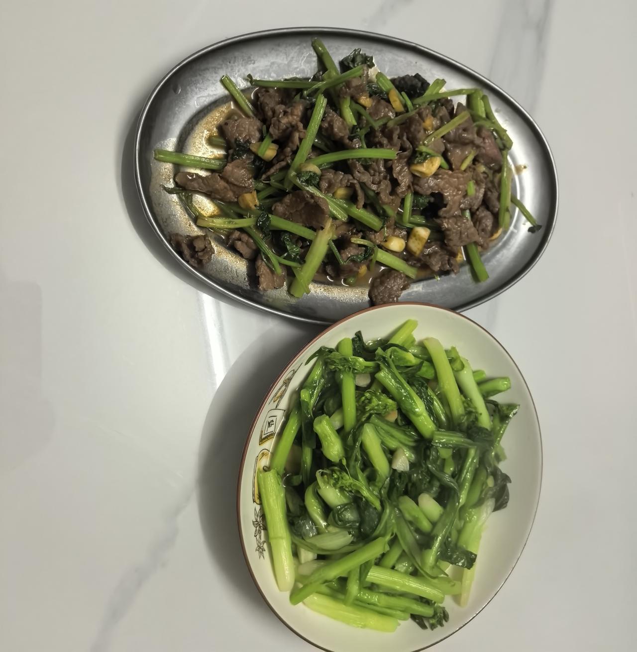 人间烟火气，最抚凡人心。
没有山珍海味，只有锅气十足的家常小炒，这就是最踏实的人