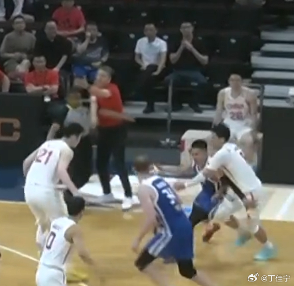 中国男篮VS中国台北男篮男篮世预赛 这裁判赛前绝对做功课了，他是真怕郭指导进场给