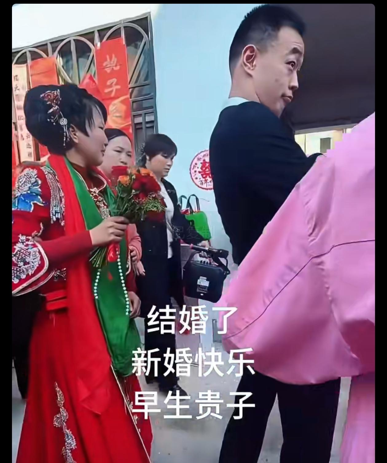 全村人都知道他俩结婚，就他俩不知道。这种情况，还是不要生孩子吧！