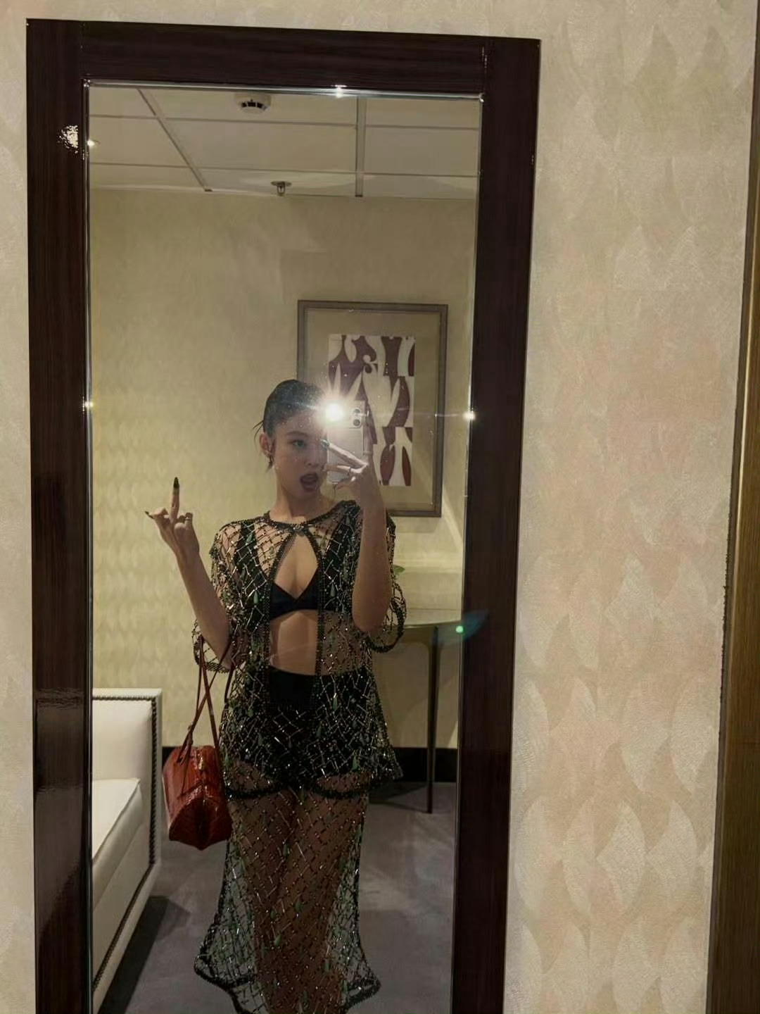 Jennie竖中指自拍