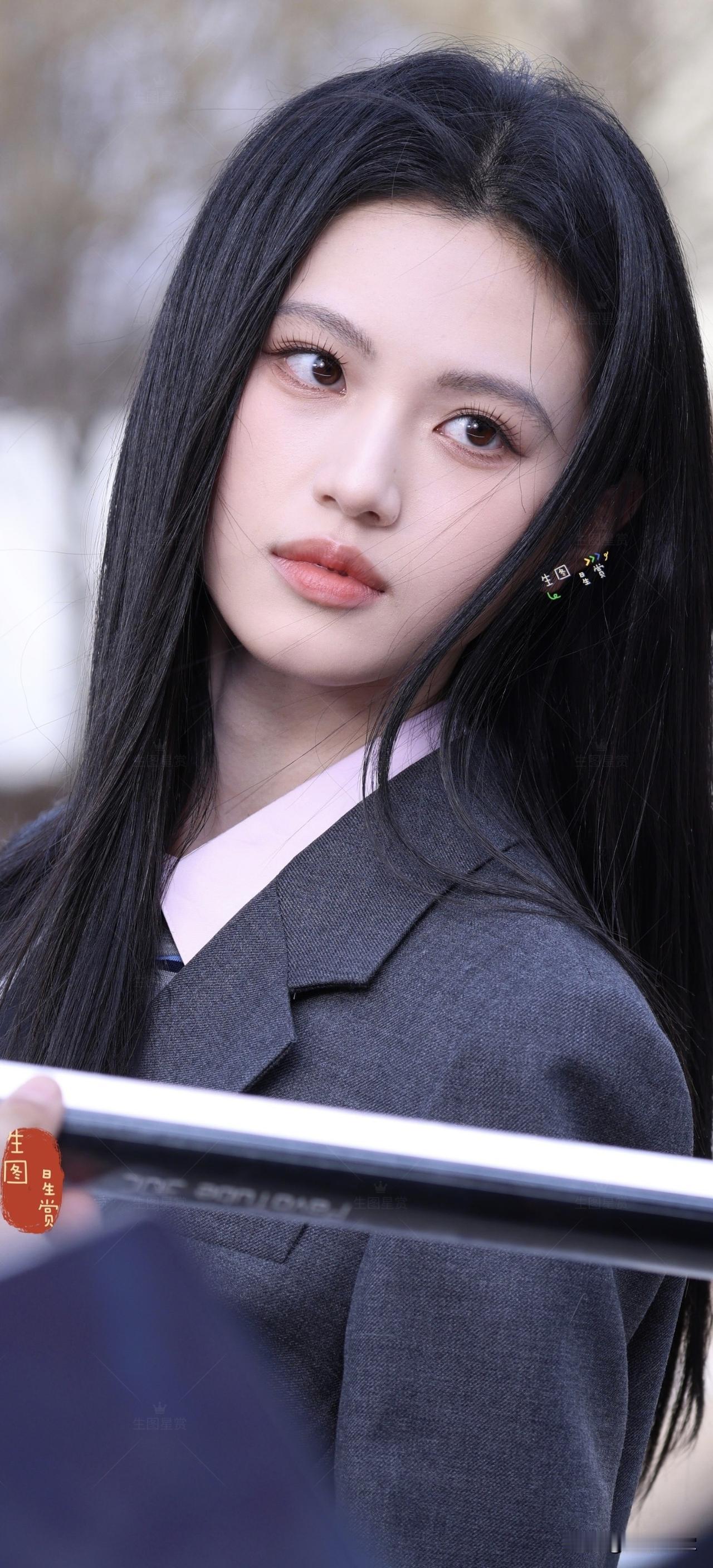 娱乐圈哪个女明星颜值最高?黑长直沈羽洁歪头杀，小沈北京马场外拍生图，小沈的妆容真