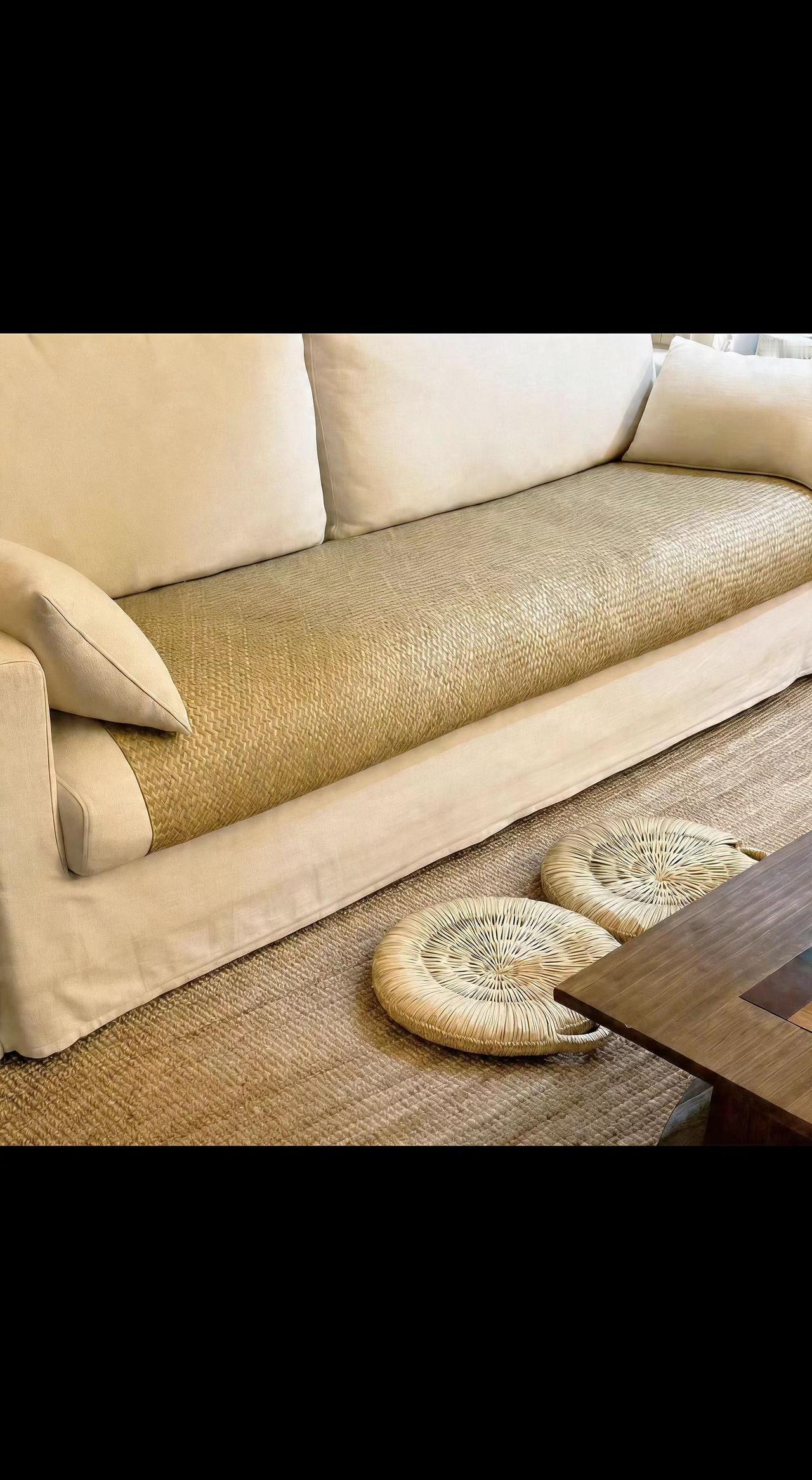 🛋️阳光在亚麻布上写诗，草编坐垫是大地的吻痕🌿。偷得浮生半日闲，温柔是无声的