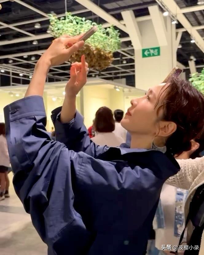 黎姿带女儿看展，母女同框画面有爱，女儿身材高挑跟妈妈一样高！