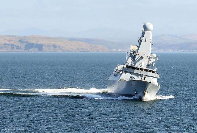 [微风]英俄军舰在英吉利海峡激烈对峙，状况百出频繁搞笑，跟中美水平差距太远！
