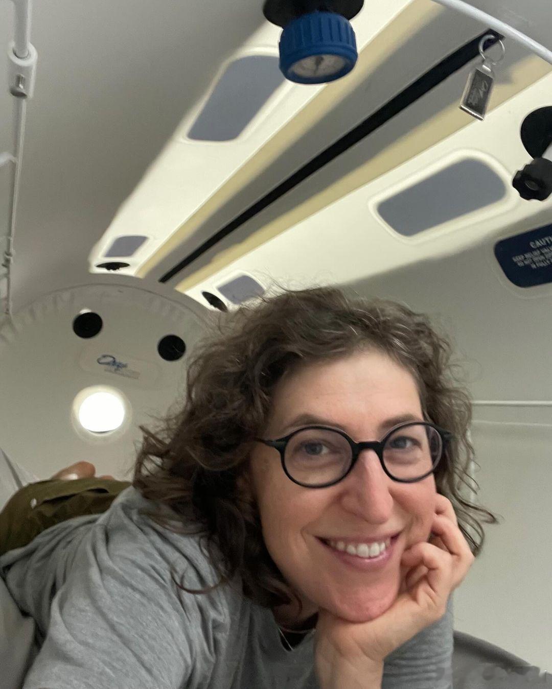 【《生活大爆炸》Amy演员接受高压氧舱治疗】#生活大爆炸#女星Mayim Bia